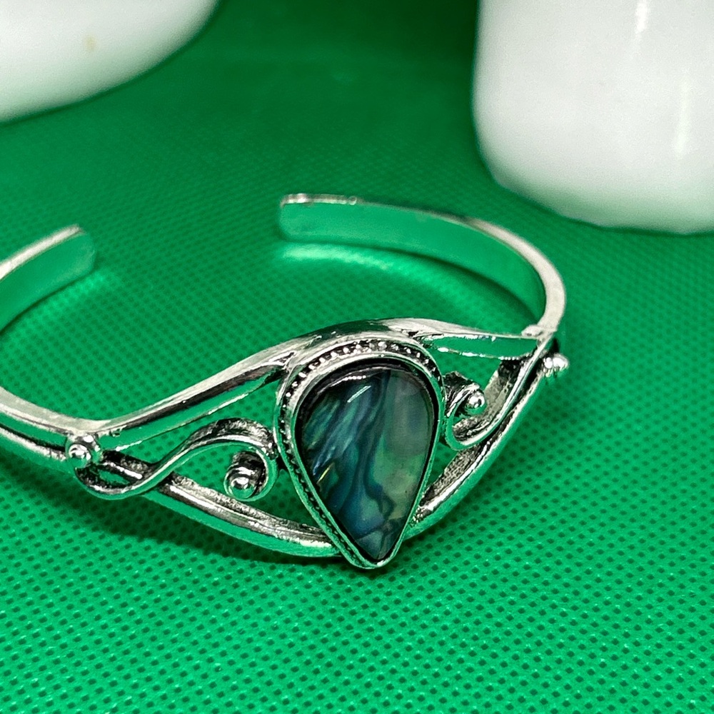 Elegant Silver and Green Bracelet Bangle